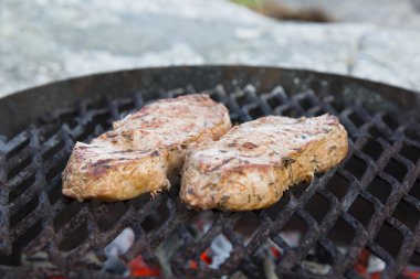 taze dana biftek ızgara üzerinde