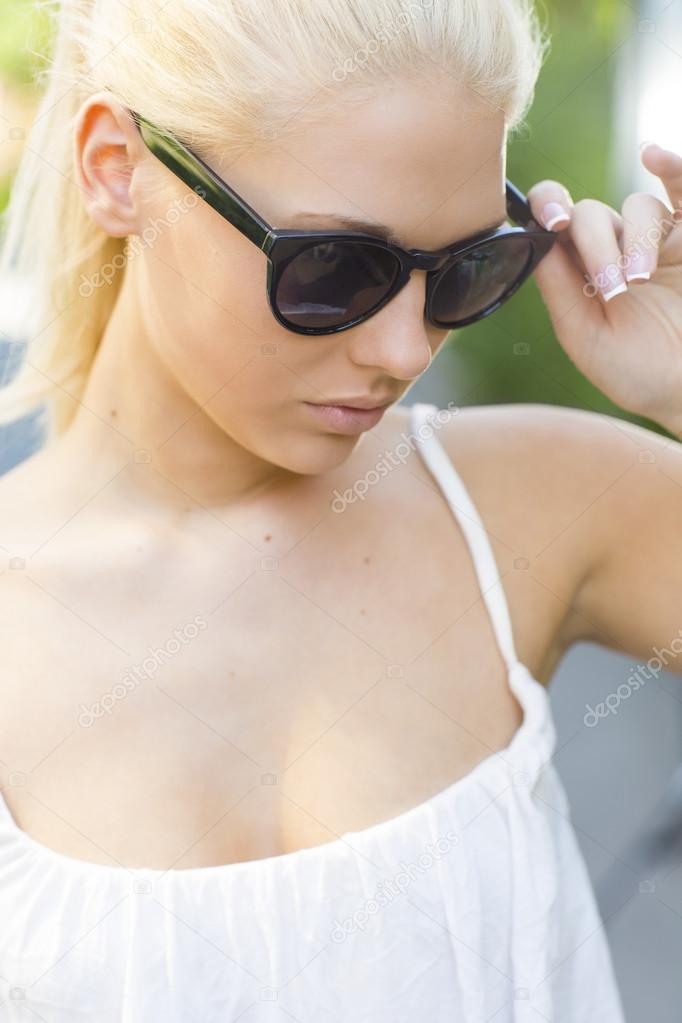 Casual blonde girl with sunglasses outdoor