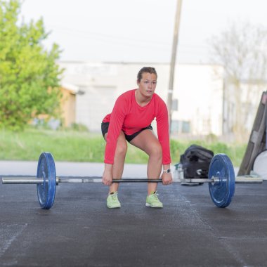 Fitness jimnastik salonu kadın trenler deadlift