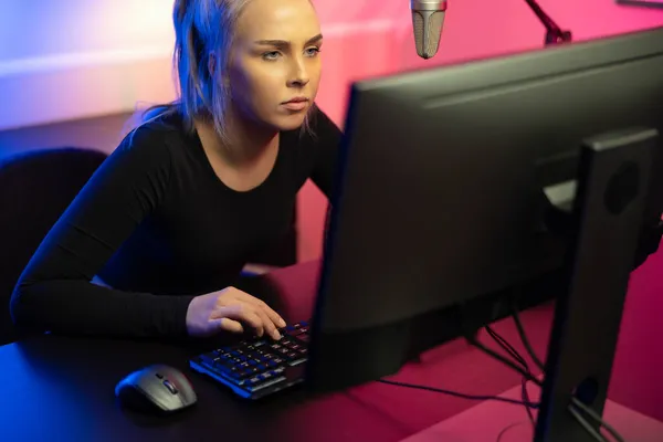 Fokussiertes professionelles E-Sport Gamer Girl mit Headset spielt Online-Videospiel auf dem PC — Stockfoto