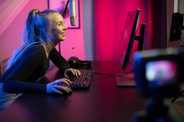 Profissional esport gamer girl streaming vlog e joga jogo de vídeo online no PC — Fotografia de Stock