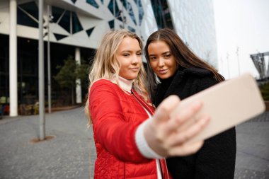 Şehirdeki En İyi Arkadaşlar Smartphone ile Selfie Çekiyor