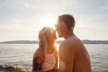 Genç çift birbirine bakarak