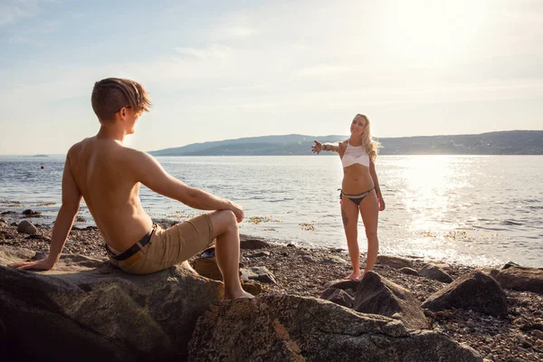 Jeune couple réel profiter du coucher de soleil à la plage — Photo