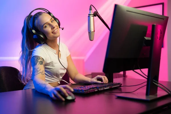 Sonriente e-sport gamer girl vlogging y juega videojuegos en línea en PC — Foto de Stock