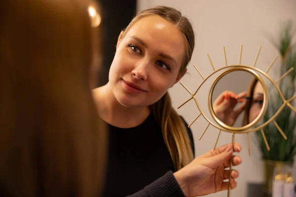 Pewny siebie specjalista przy użyciu tuszu do rzęs klientów — Zdjęcie stockowe