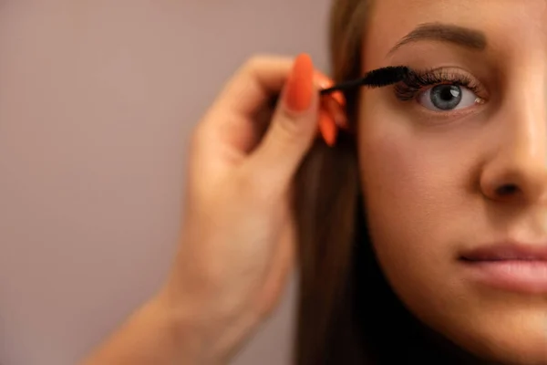 Portret van vrouw met cosmetica hand met behulp van Mascara — Stockfoto