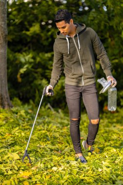 Çevreyi kirlilikten ve plastikten koruyan gönüllü