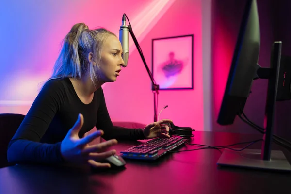 Frustrované profesionální esport gamer dívka streaming a ztrácí online videohry na PC — Stock fotografie