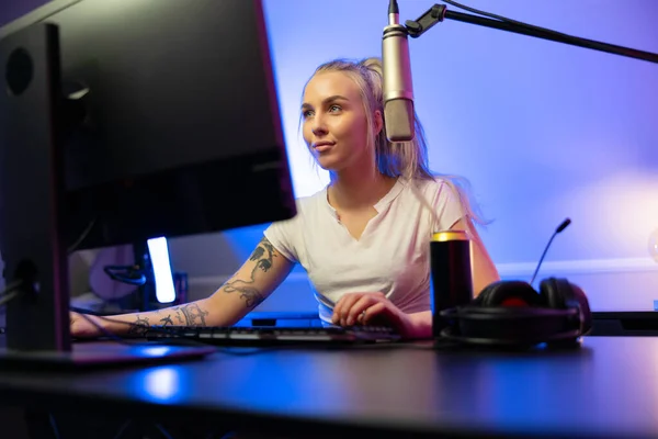 Cool buscando chica gamer profesional transmite y jugar videojuego multijugador en línea en PC — Foto de Stock