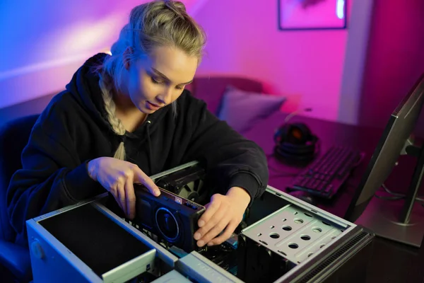 E-sport Gamer Girl Instalación de nueva tarjeta de vídeo GPU en su PC de juego —  Fotos de Stock