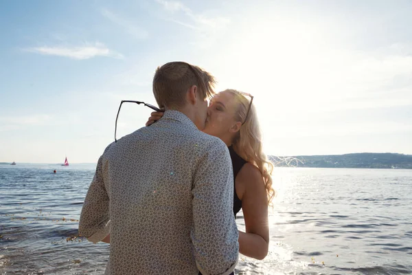 Couple romantique embrasser sur la plage contre le soleil — Photo