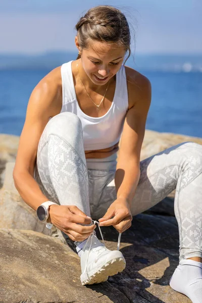 Sportos nő visel cipőt a szabadban edzés közben — Stock Fotó