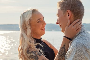 Mutlu Sarışın Kadın Erkek Arkadaşa Bakıyor