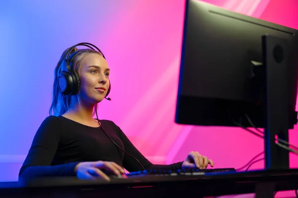 Enfocado Feliz Profesional Rubia Sport Gamer Mujer Con Auriculares Jugando — Foto de Stock