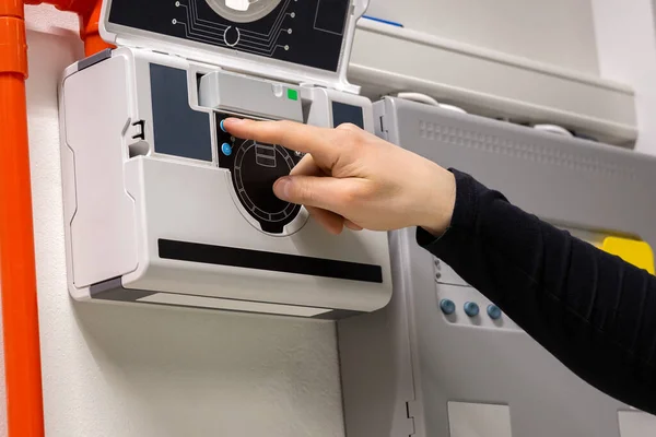 Närbild Beskuren Hand Manlig Tekniker Som Kontrollerar Röksensorn Serverrummet Datacenter — Stockfoto