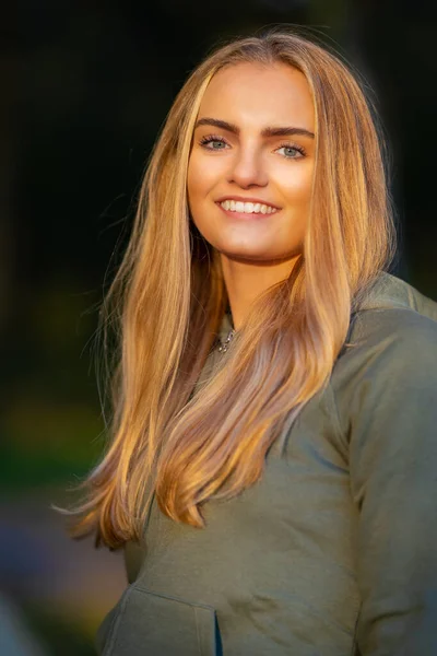 Pewna Siebie Piękna Młoda Blondynka Stojąca Parku Portret Uśmiechniętej Wolontariuszki — Zdjęcie stockowe