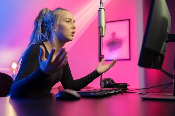 Sfrustrowana Profesjonalna Blondynka Esport Gracz Kobieta Słuchawkami Streaming Vlog Żywo — Zdjęcie stockowe