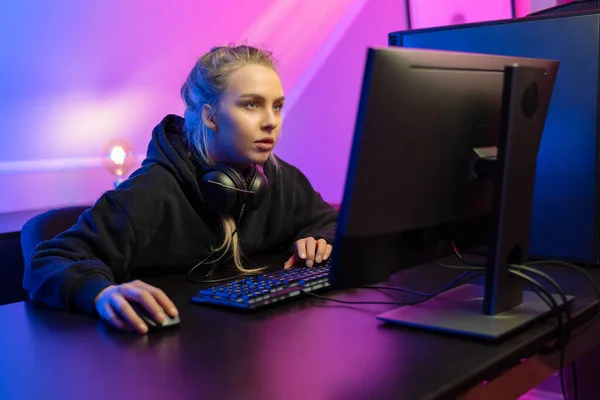 Zaměřeno Profesionální Blondýny Sport Gamer Žena Hoody Hrát Online Videohry — Stock fotografie