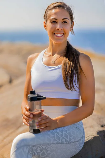 Portrait Smiling Fit Athletic Woman Water Bottle Taking Break Outdoor — Stockfoto