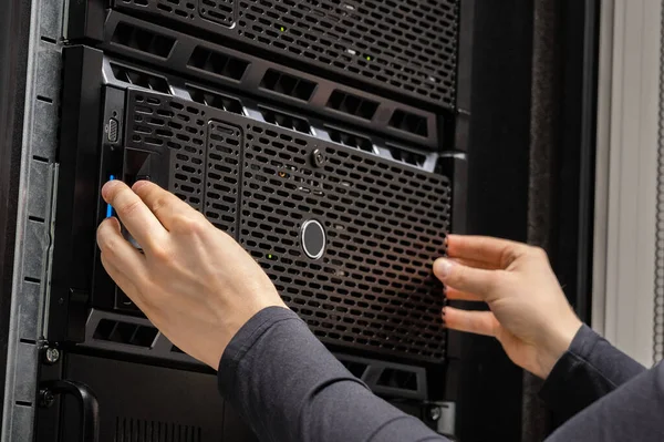 Cropped Hands Male Consultant Installing Servers San Datacenter — Fotografia de Stock