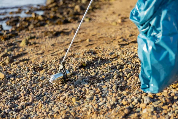 Primer Plano Mujer Recogiendo Basura Voluntario Está Limpiando Playa Está —  Fotos de Stock