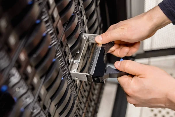 Beskurna Händer Manliga Tekniker Ersätter Server Drive San Datacenter — Stockfoto