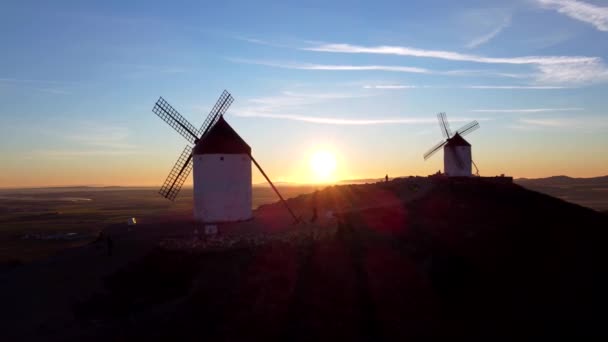 Sunrise Windmillen Fliegen Mit Drohnkopf Für Die Sonne — Stockvideo