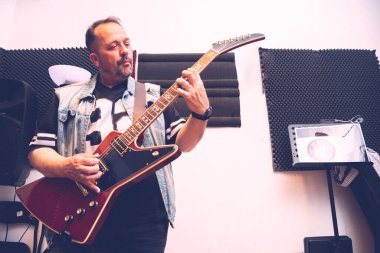 GİRİŞTİRİCİ ELEKTRİK GİRİŞİ DENİM Yelekle Giyindi