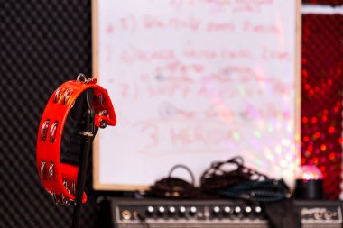 KIRMIZI TAMBOURINE BİR BLAKKKKKKONU VE BİR Gürültücü 'nün ÖNERİNDE BİR YAKINDA İSTİYOR