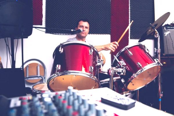 Drummer Rehearsing Alone Front His Red Drum Kit Mixing Console — Stock Photo, Image