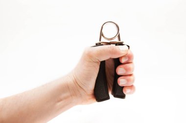 Bir adamın eli, el açıcı, beyaz arka planda tutucu. El tutuşu güçlendirici araç