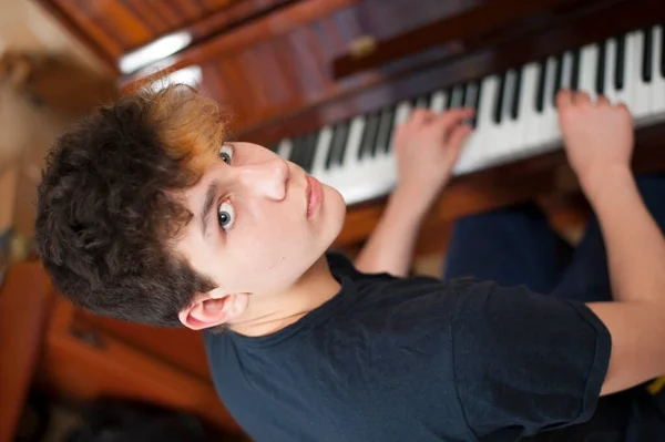 Cute Teenager Plays Piano Home Looks Camera Preparing Musical Public — Zdjęcie stockowe
