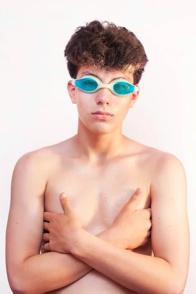 白い背景に濡れた髪と体でゴーグルを泳いでいる男の子 — ストック写真