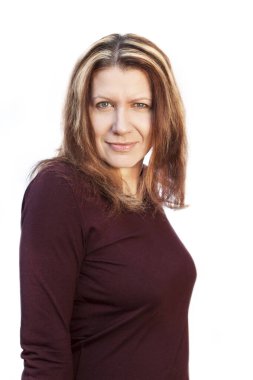 Beyaz arka planda gülümseyen orta yaşlı güzel bir kadının portresi. Kısa bir süre önce saçını boyadı ve gri saçları artık görünmüyor. Bundan çok memnun.