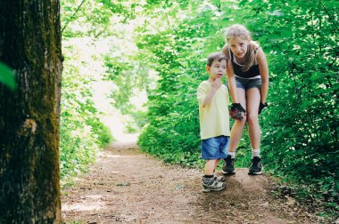 Bir kız ve bir oğlan ormanda yürüdüler ve ormanda kayboldular, çünkü yetişkinleri yoktu. Çocukların yüzlerinde korku vardır.