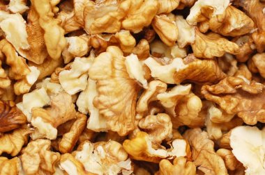 Ceviz arkaplanı nefis. Yatay olarak. Soyulmuş fındıklar birbirlerinin üzerinde yatıyor. Makro fotoğraf. Kapat.