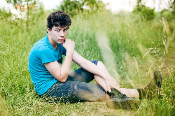 Adolescente Con Una Cara Triste Sienta Suelo Parque Abraza Copiar — Foto de Stock