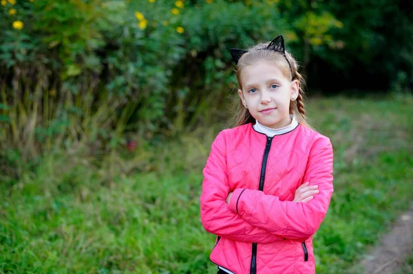 Девочка Подросток Красивой Осенней Розовой Куртке Гуляет Осеннему Парку — стоковое фото