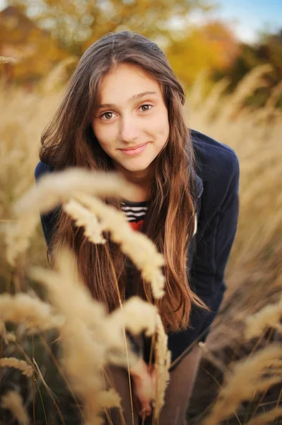 Веселая Девочка Подросток Природе Девушка Гуляет Осеннем Парке Среди Высокой — стоковое фото