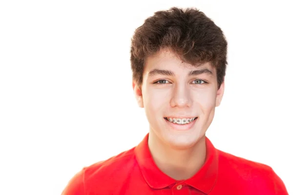 Niño Con Una Camisa Roja Sobre Fondo Blanco Sonríe Divertido —  Fotos de Stock