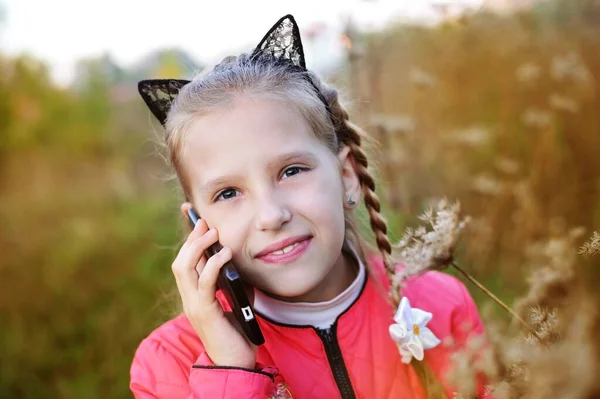 Красивая Молодая Девушка Энтузиазмом Разговаривает Телефону Матерью Прогуливающейся Осеннему Парку Лицензионные Стоковые Фото