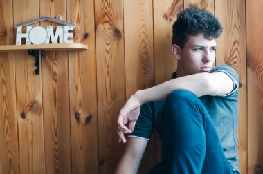 Üzgün bir ergen pencere eşiğinde oturur ve sanki gelecekmiş gibi pencereden bakar ve hangi mesleği seçeceğini düşünür. Başka bir şehirde okuduğu için evini özlüyor. Yazı Evi