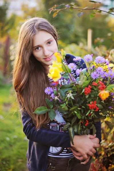 Beautiful Teenage Girl Collects Autumn Flowers Field Her Mother Who — Fotografia de Stock