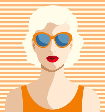 Şık turuncu güneş gözlüğü ve çizgili arka planda tişört giyen güzel, genç, platin bir kadının basit renkli portresi.