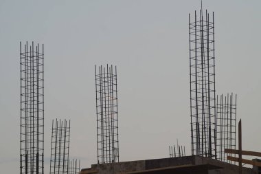 Tam renkli yatay fotoğraf. İnşaat ve kurulum çalışmaları sonucu. Dikey demir yapılar. Demir desteler sütunların yapımını tamamlamaya hazır..