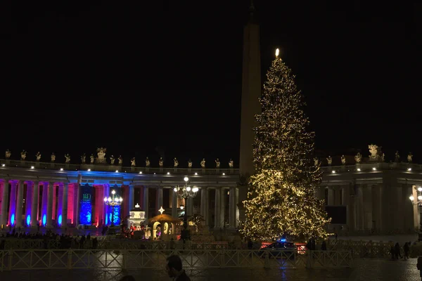 Рим Италия 2020 Пьяцца Сан Пьетро Рождественская Сцена Елка Украшены — стоковое фото