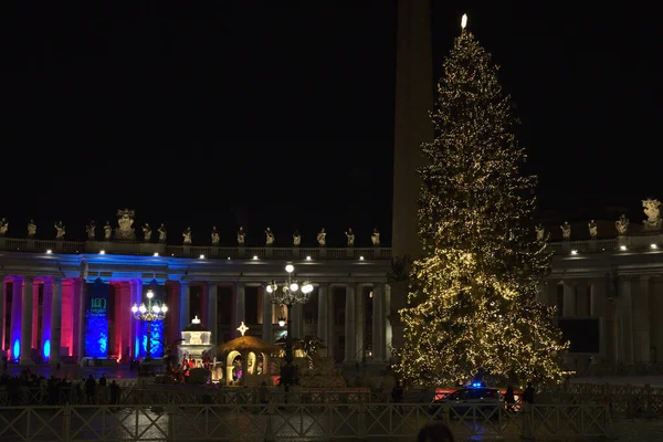 Rome Italië 2020 Piazza San Pietro Kerststal Kerstboom Versierd Met — Stockfoto