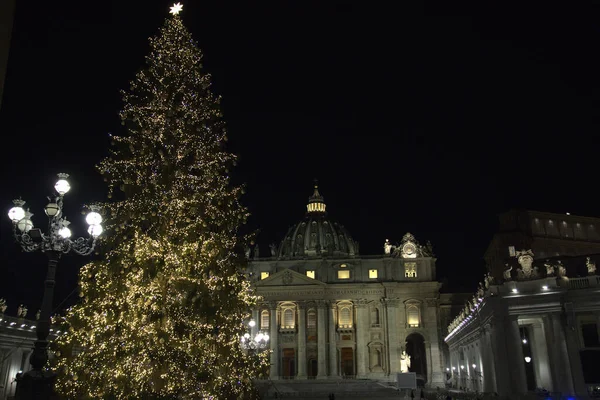 Rome Italië 2020 Piazza San Pietro Kerststal Kerstboom Versierd Met — Stockfoto