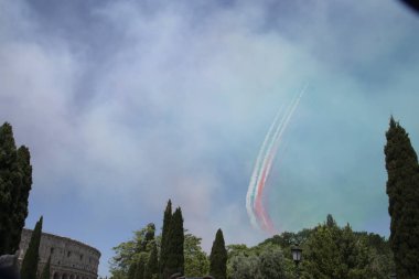 Üç renkli oklar, İtalyan cumhuriyetinin 2 Haziran 'daki askeri geçit töreninin sembolü.